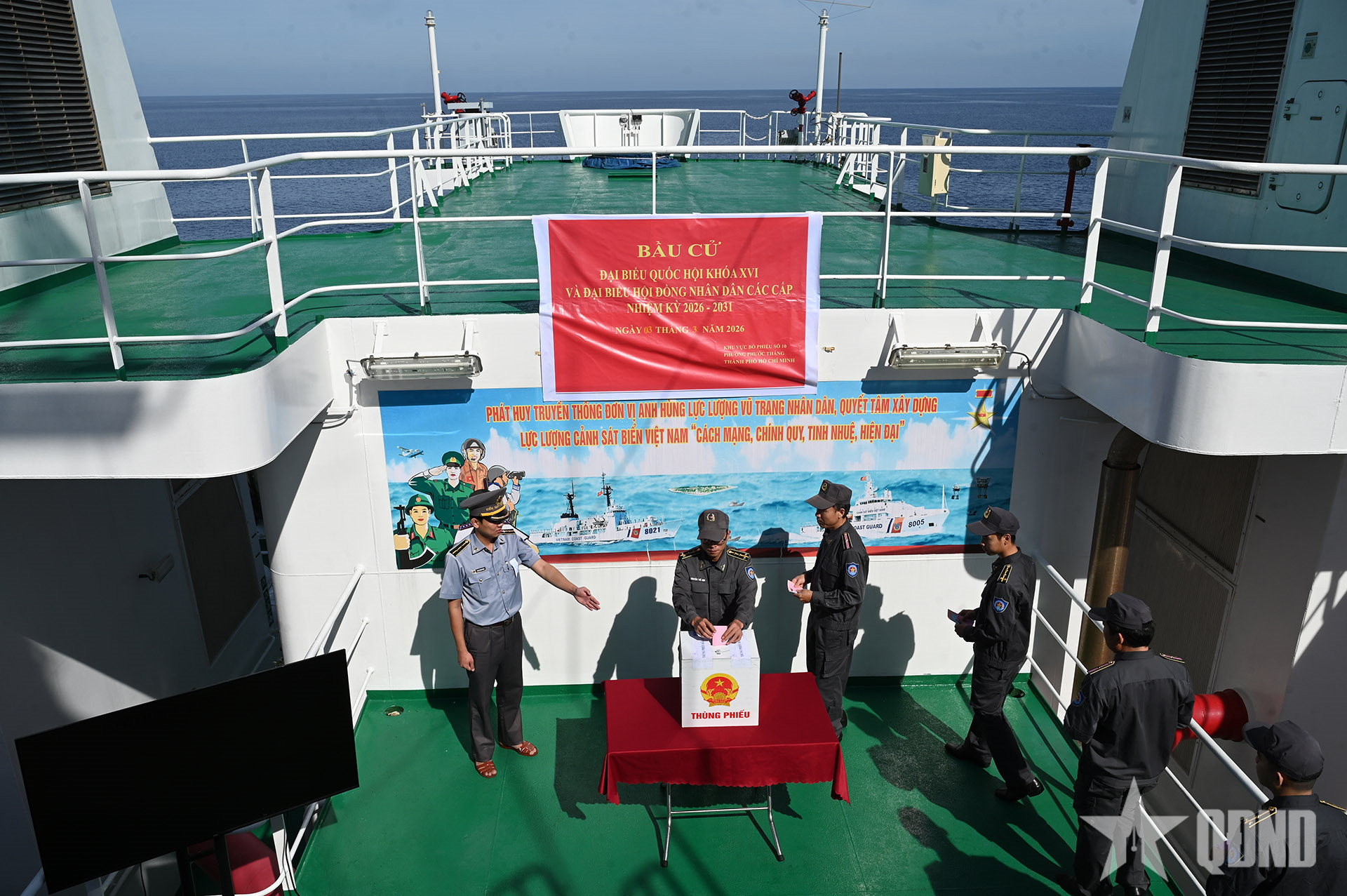 Hoàn thành công tác bỏ phiếu sớm cho cử tri đang thực hiện nhiệm vụ trên biển